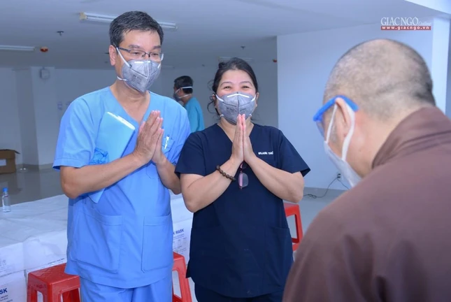 Lãnh đạo Bệnh viện Dã chiến số 10 chào đón quý Thượng tọa tham dự - Ảnh: Bảo Toàn
