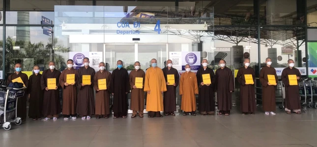 Hòa thượng Thích Thanh Nhiễu, Phó Chủ tịch Thường trực Hội đồng Trị sự GHPGVN trao quyết định cho 10 Tăng sĩ trẻ tại sân bay quốc tế Nội Bài trước khi lên máy bay chi viện cho tuyến đầu tại tỉnh Long An - Ảnh: VP1 Hòa thượng Thích Thanh Nhiễu, Phó Chủ tịch Thường trực Hội đồng Trị sự GHPGVN trao quyết định cho 10 Tăng sĩ trẻ tại sân bay quốc tế Nội Bài trước khi lên máy bay chi viện cho tuyến đầu tại tỉnh Long An - Ảnh: VP1