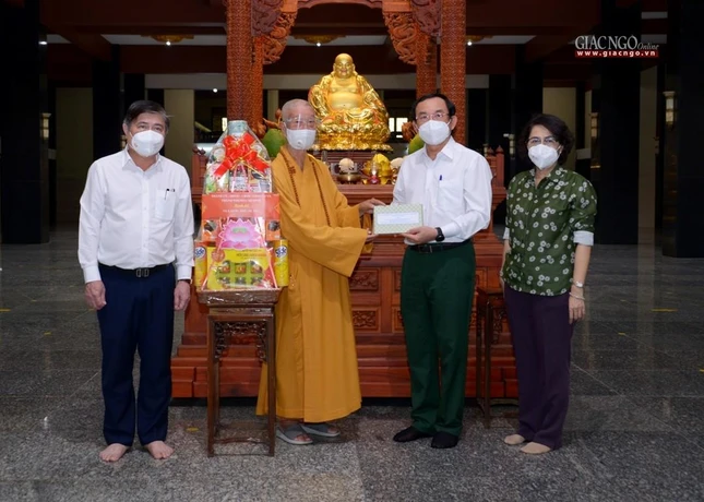 Lãnh đạo TP.HCM với Trưởng lão Hòa thượng Thích Trí Quảng - Ảnh: Yên Hà
