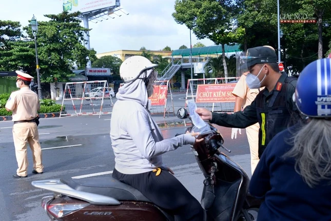 Lực lượng chức năng dừng xe, kiểm tra giấy đi đường của người tham gia giao thông