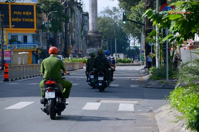 Lực lượng công an và quân đội phối hợp tuần tra trên Nguyễn Tri Phương - Q.10