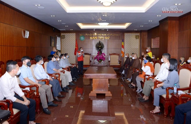Buổi trao tặng diễn ra tại Văn phòng Ban Trị sự GHPGVN TP.HCM - Việt Nam Quốc Tự Buổi trao tặng diễn ra tại Văn phòng Ban Trị sự GHPGVN TP.HCM - Việt Nam Quốc Tự