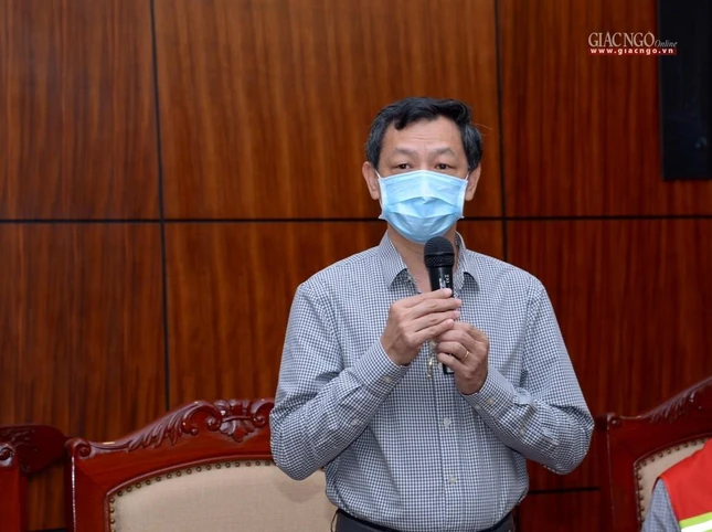 TS.BS Nguyễn Tri Thức, Giám đốc Bệnh viện Chợ Rẫy thay mặt lãnh đạo các bệnh viện được tặng xe cứu thương dịp này phát biểu TS.BS Nguyễn Tri Thức, Giám đốc Bệnh viện Chợ Rẫy thay mặt lãnh đạo các bệnh viện được tặng xe cứu thương dịp này phát biểu