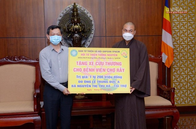 Trao bảng tượng trưng đến Bệnh viện Chợ Rẫy