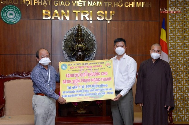 TS.BS Nguyễn Hữu Lân, Giám đốc Bệnh viện Phạm Ngọc Thạch tiếp nhận