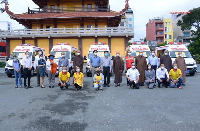 Các đại biểu tham dự trước các xe cứu thương được trao sáng 25-8 Các đại biểu tham dự trước các xe cứu thương được trao sáng 25-8