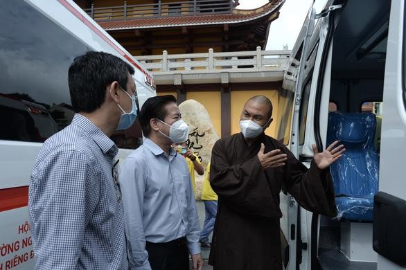 Đại đức Thích Minh Phú giới thiệu nội thất xe với quý bác sĩ - Ảnh: Tự Trung