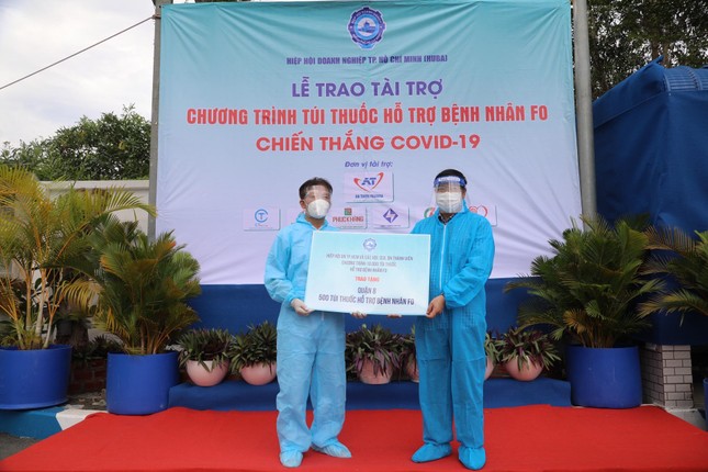 Ông Chu Tiến Dũng, Chủ tịch HUBA trao bảng tượng trưng 10.000 túi thuốc điều trị F0 tại nhà Ông Chu Tiến Dũng, Chủ tịch HUBA trao bảng tượng trưng 10.000 túi thuốc điều trị F0 tại nhà