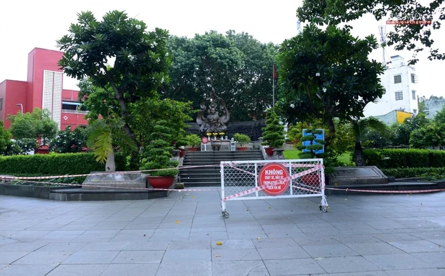 Tượng đài Bồ-tát Thích Quảng Đức góc đường Nguyễn Đình Chiểu và Cách Mạng Tháng 8 - quận 3