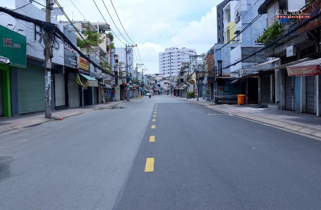 Đường phố vắng bóng người