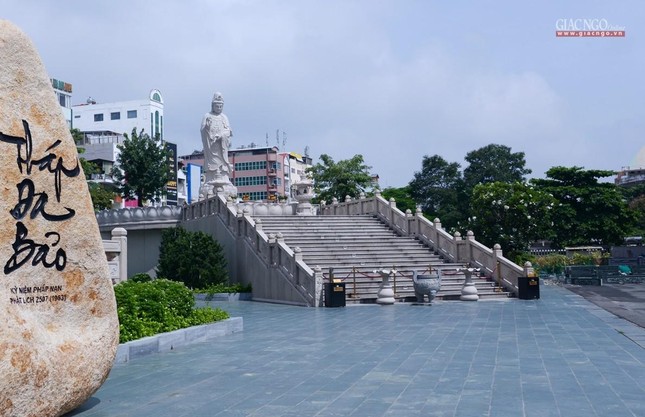 Quan Âm Phật đài trong khuôn viên Việt Nam Quốc Tự