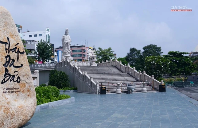 Quan Âm Phật đài trong khuôn viên Việt Nam Quốc Tự