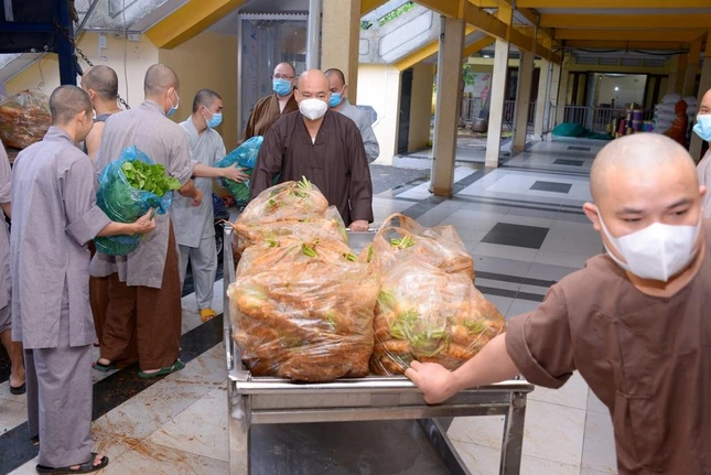 Bên trong cánh cửa khép kín, quý thầy luôn bận rộn với công việc phục vụ thầm lặng - Ảnh: Bảo Toàn Bên trong cánh cửa khép kín, quý thầy luôn bận rộn với công việc phục vụ thầm lặng - Ảnh: Bảo Toàn