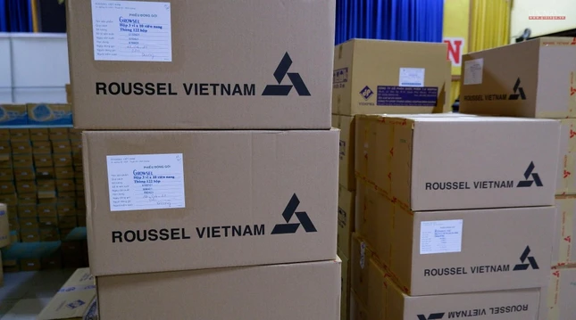 Các thùng thuốc được liệt kê thông tin đầy đủ và niêm phong trước khi vận chuyển để phân phối đến bà con