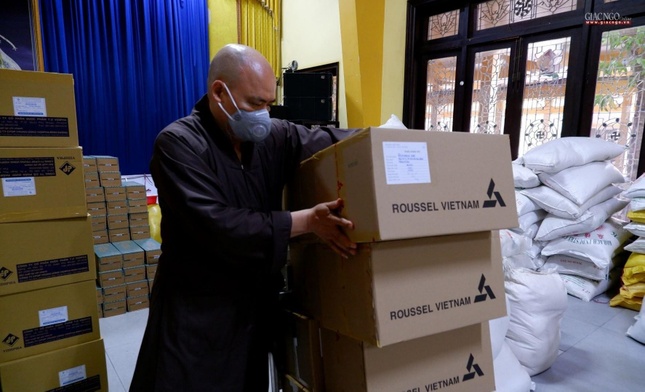Chương trình 20.000 túi thuốc điều trị F0 tại nhà của Ban Từ thiện - Xã hội Phật giáo TP.HCM đã chuyển 10.000 phần thuốc đầu tiên hỗ trợ người lao động tại tỉnh Đồng Nai - Ảnh: Giao Hảo
