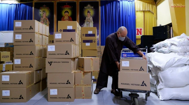 Vận chuyển thuốc đóng thùng và niêm phong ra xe