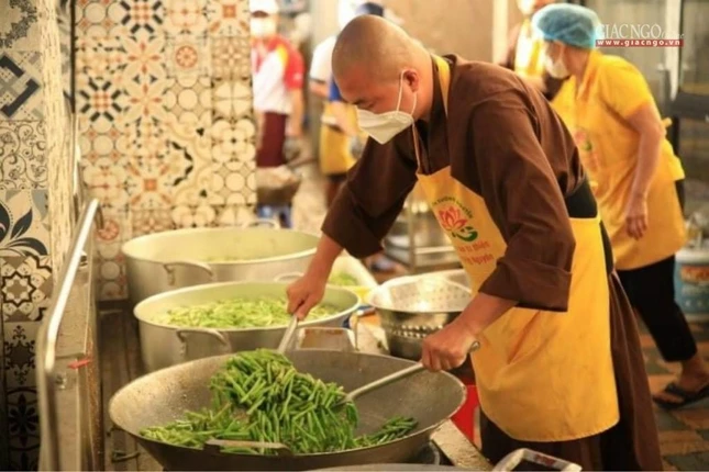 Bếp chùa Tường Nguyên đảm trách hơn 20.000 suất ăn, có ngày gần 30.000 phần liên tục từ lúc dịch bùng phát đến nay Bếp chùa Tường Nguyên đảm trách hơn 20.000 suất ăn, có ngày gần 30.000 phần liên tục từ lúc dịch bùng phát đến nay