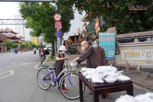 Chia sẻ với cả người dân khó khăn, lỡ bữa - Ảnh: Như Danh