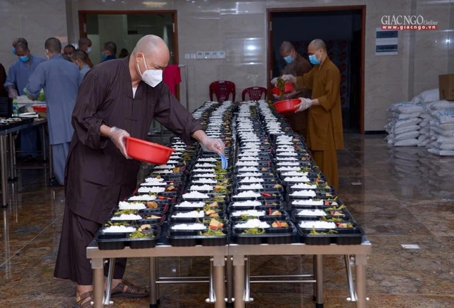 Bếp chùa Vĩnh Nghiêm đảm trách hơn 9.000 suất ăn mỗi ngày phục vụ đội ngũ tuyến đầu liên tục nhiều tuần qua - Ảnh: Bảo Toàn Bếp chùa Vĩnh Nghiêm đảm trách hơn 9.000 suất ăn mỗi ngày phục vụ đội ngũ tuyến đầu liên tục nhiều tuần qua - Ảnh: Bảo Toàn