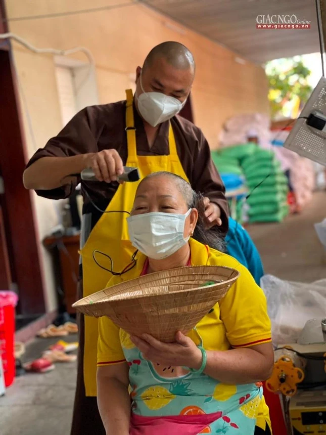 Nhiều người xin "xuống tóc" để đỡ bận bịu, vướng víu trong công việc Nhiều người xin "xuống tóc" để đỡ bận bịu, vướng víu trong công việc