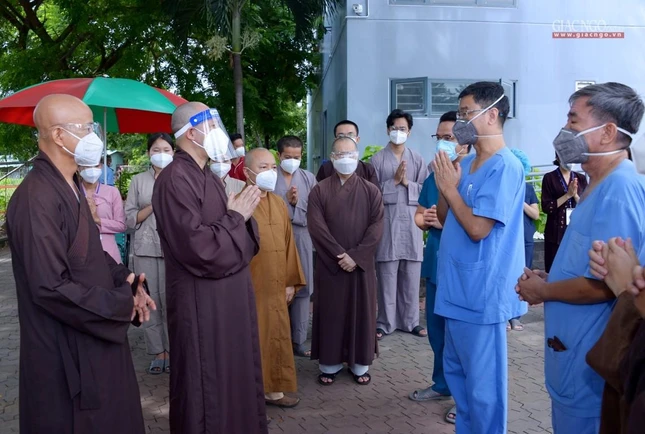 Ban Giám đốc Bệnh viện Dã chiến số 10 tiếp đón Thượng tọa Thích Đức Thiện Ban Giám đốc Bệnh viện Dã chiến số 10 tiếp đón Thượng tọa Thích Đức Thiện