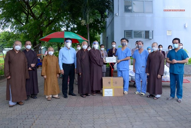 Tăng quà đến các y, bác sĩ