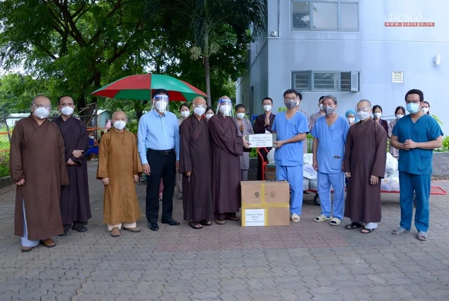 Tăng quà đến các y, bác sĩ Tăng quà đến các y, bác sĩ