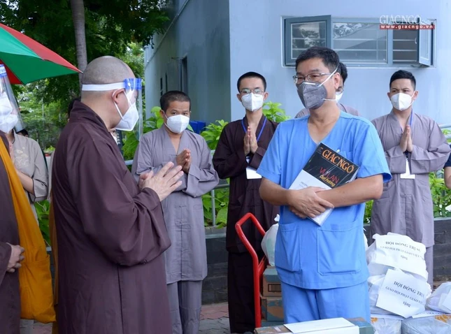 TS.BSCKII Nguyễn Thanh Vinh thông tin với Thượng tọa và phái đoàn về nhu cầu và năng lực điều trị cũng như những đóng góp của tình nguyện viên trong việc hỗ trợ điều trị tinh thần, chăm sóc bệnh nhân TS.BSCKII Nguyễn Thanh Vinh thông tin với Thượng tọa và phái đoàn về nhu cầu và năng lực điều trị cũng như những đóng góp của tình nguyện viên trong việc hỗ trợ điều trị tinh thần, chăm sóc bệnh nhân