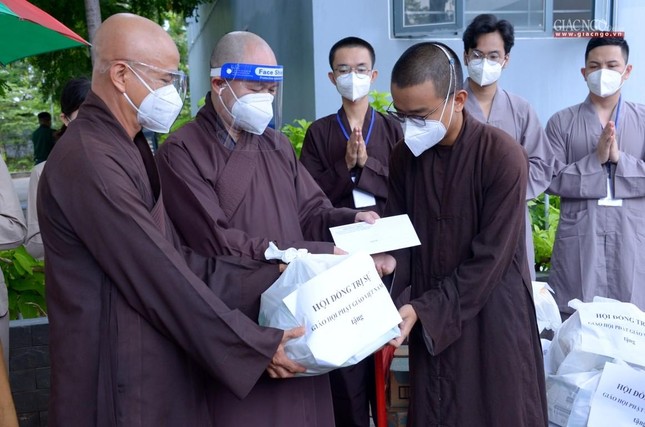 Hiện có hơn 20 tình nguyện viên là tu sĩ và Phật tử tham gia làm việc hỗ trợ