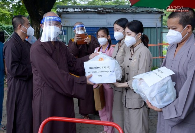 Động viên và trao quà tặng đến các tình nguyện viên tại Bệnh viện Dã chiến số 10
