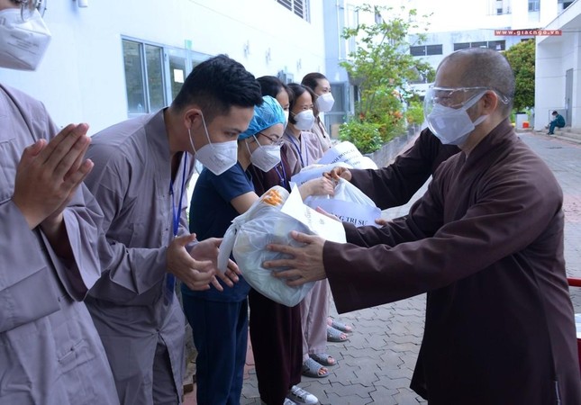 Các tình nguyện viên phục vụ chung trong sự hài hòa các tôn giáo, vì sức khỏe của bệnh nhân