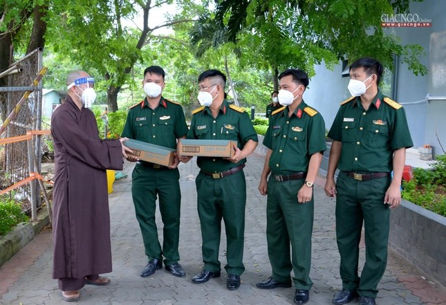 Thượng tọa Thích Đức Thiện thăm hỏi, tặng quà lực lượng vũ trang làm nhiệm vụ tại Bệnh viện Dã chiến số 10