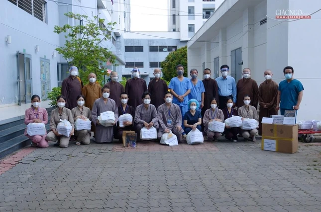 Chụp ảnh lưu niệm tại Bệnh viện Dã chiến số 10 Chụp ảnh lưu niệm tại Bệnh viện Dã chiến số 10