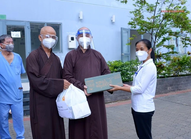 Tặng quà đến đại diện tình nguyện viên các tôn giáo khác Tặng quà đến đại diện tình nguyện viên các tôn giáo khác