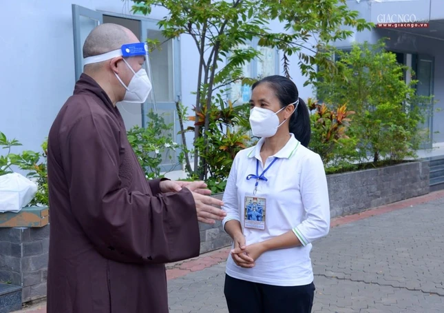 Thượng tọa Thích Đức Thiện chia sẻ với một Sơ đang làm công tác thiện nguyện tại đây Thượng tọa Thích Đức Thiện chia sẻ với một Sơ đang làm công tác thiện nguyện tại đây