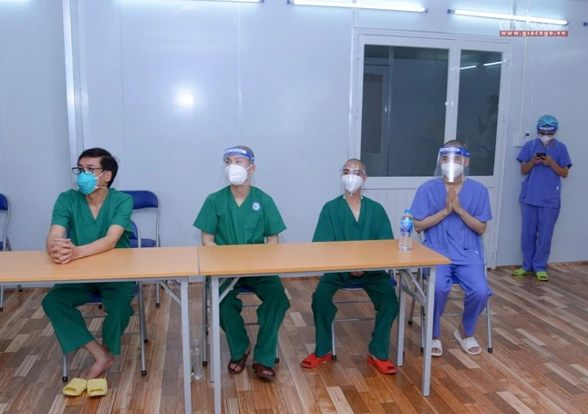 Hiện có 10 vị Tăng trẻ được phân công làm việc ở nhiều bộ phận, nhiều ca khác nhau Hiện có 10 vị Tăng trẻ được phân công làm việc ở nhiều bộ phận, nhiều ca khác nhau