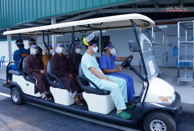 Đoàn được hướng dẫn thăm các khu điều trị Đoàn được hướng dẫn thăm các khu điều trị