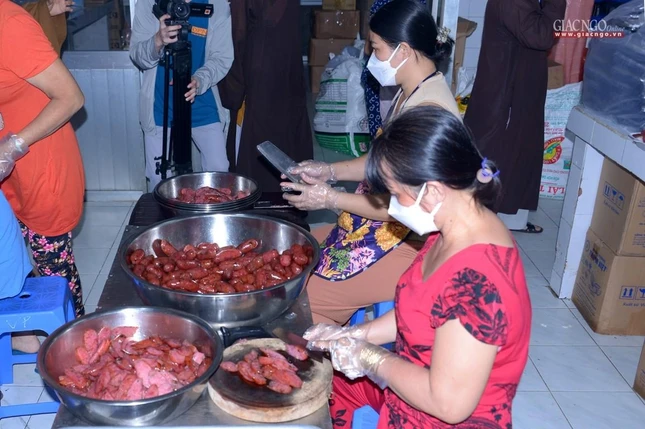 Nhà chùa đã tổ chức cho cư sĩ đứng bếp, thực hiện các suất ăn bình thường Nhà chùa đã tổ chức cho cư sĩ đứng bếp, thực hiện các suất ăn bình thường