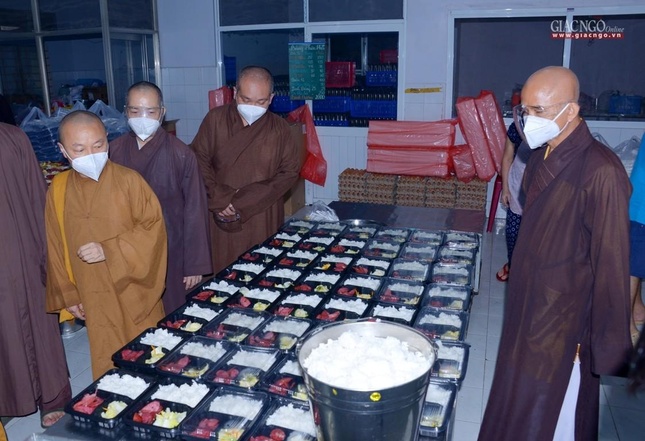 Mỗi ngày chùa Nam Thiên Nhất Trụ cung cấp từ 5.200 - 6.000 suất ăn