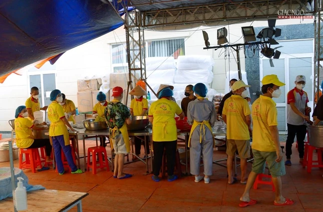 Mỗi khu vực đảm trách một việc theo phân công Mỗi khu vực đảm trách một việc theo phân công