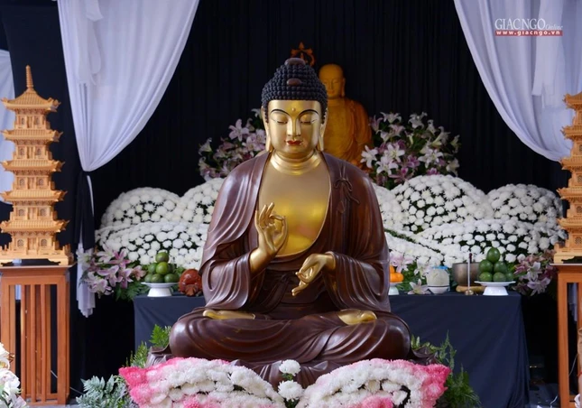 Tôn tượng Đức Phật tại nơi điểm bếp ở huyện Nhà Bè Tôn tượng Đức Phật tại nơi điểm bếp ở huyện Nhà Bè