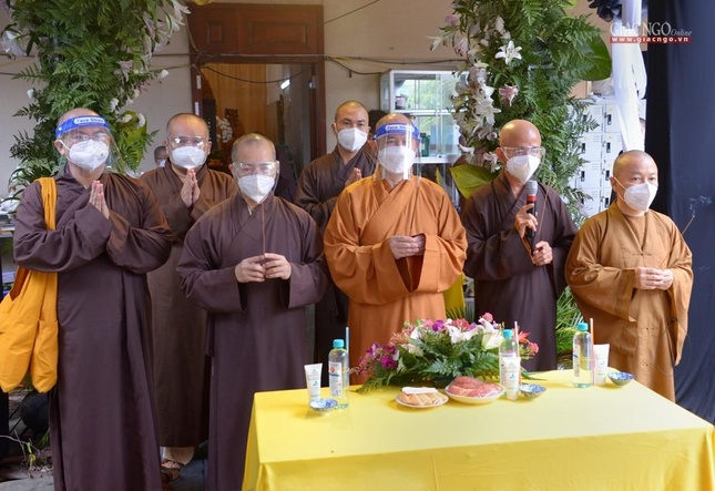 Chư tôn đức dâng hương cầu nguyện