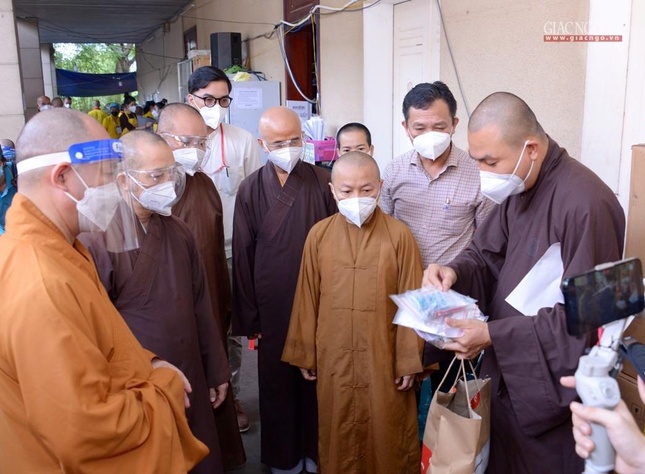 Đại đức Thích Minh Phú giới thiệu về túi thuốc điều trị F0 tại nhà