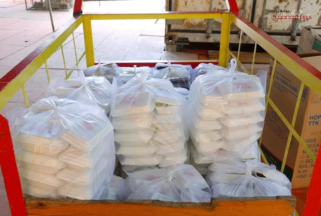 Các suất cơm chuẩn bị vận chuyển Các suất cơm chuẩn bị vận chuyển