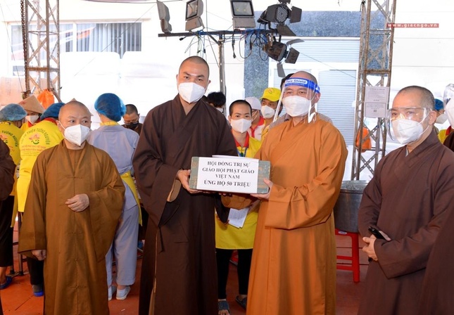 Thượng tọa Thích Đức Thiện trao quà khích lệ của Trung ương Giáo hội