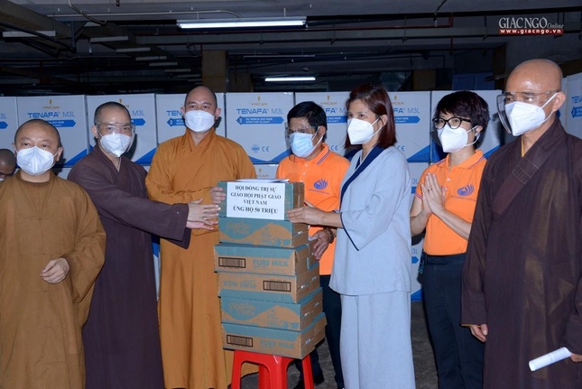 Thượng tọa Thích Đức Thiện và chư tôn đức trao quà động viên đến chư Tăng và Phật tử chùa Giác Ngộ