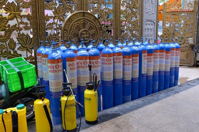 Thượng tọa Thích Nhật Từ cho biết hiện chùa có hơn 2.600 bình oxy các loại