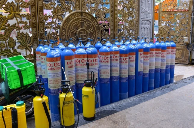 Thượng tọa Thích Nhật Từ cho biết hiện chùa có hơn 2.600 bình oxy các loại Thượng tọa Thích Nhật Từ cho biết hiện chùa có hơn 2.600 bình oxy các loại