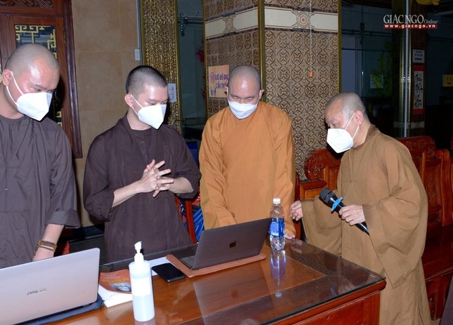 Thượng tọa Thích Nhật Từ giới thiệu về hệ thống hotline trực 24/24 trong chương trình đổi oxy 0 đồng tại chùa Giác Ngộ