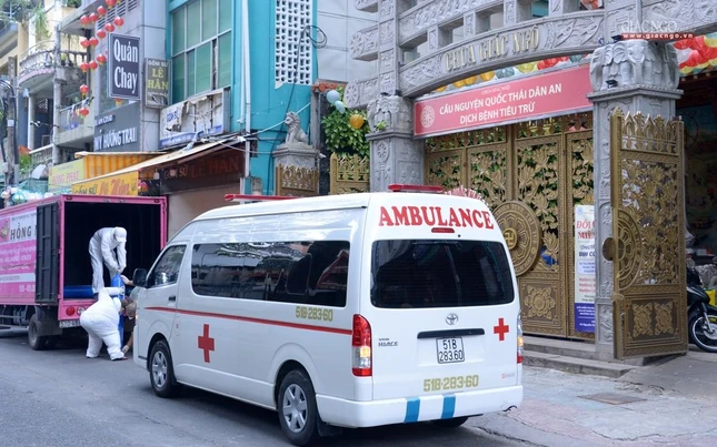 Trước cổng chùa Giác Ngộ Trước cổng chùa Giác Ngộ